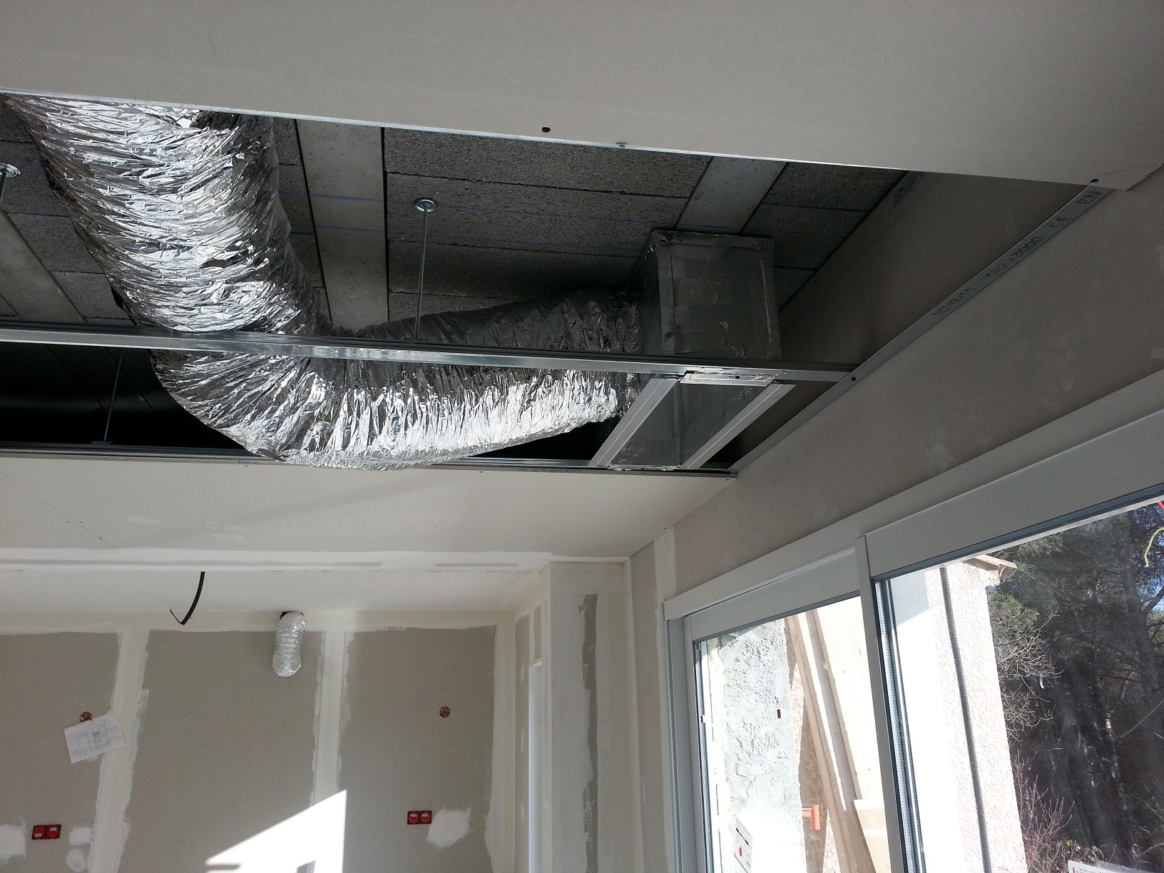 Installation d'un système de climatisation réversible à Peypin : Solution gainable avec gaine et grille de soufflage en faux plafond 